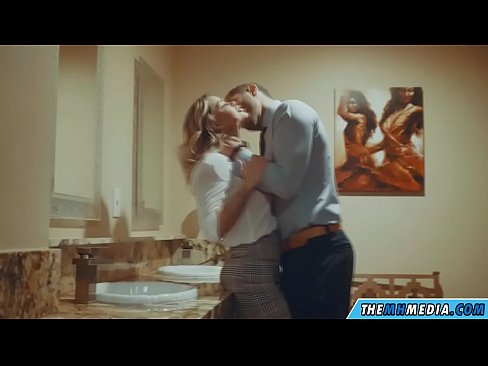 ❤️ Cando unha loura tetona seduce nun baño público Porno na pornografía gl.ixiporn.ru ❌❤